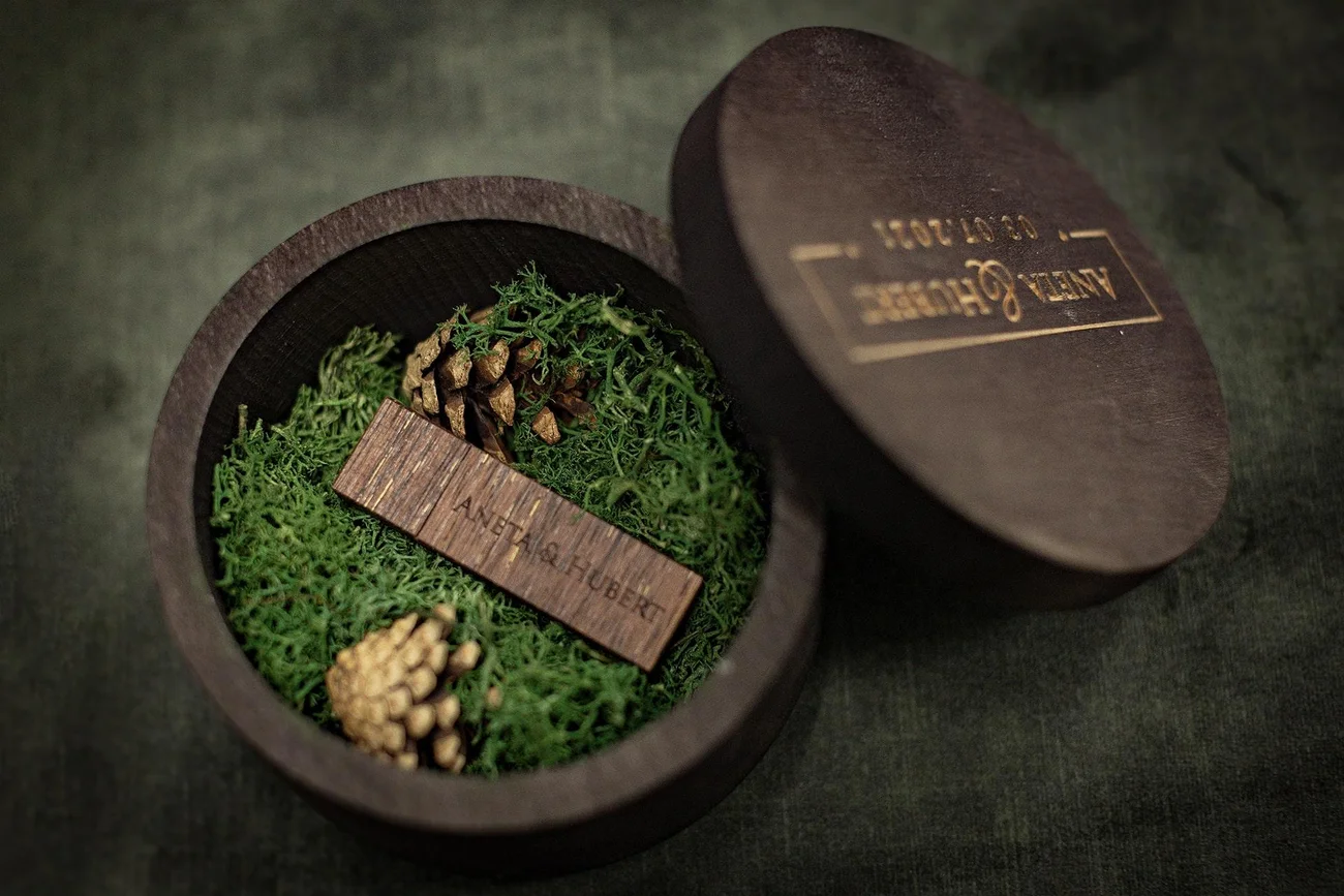 Drewniane pudełko na pendrive