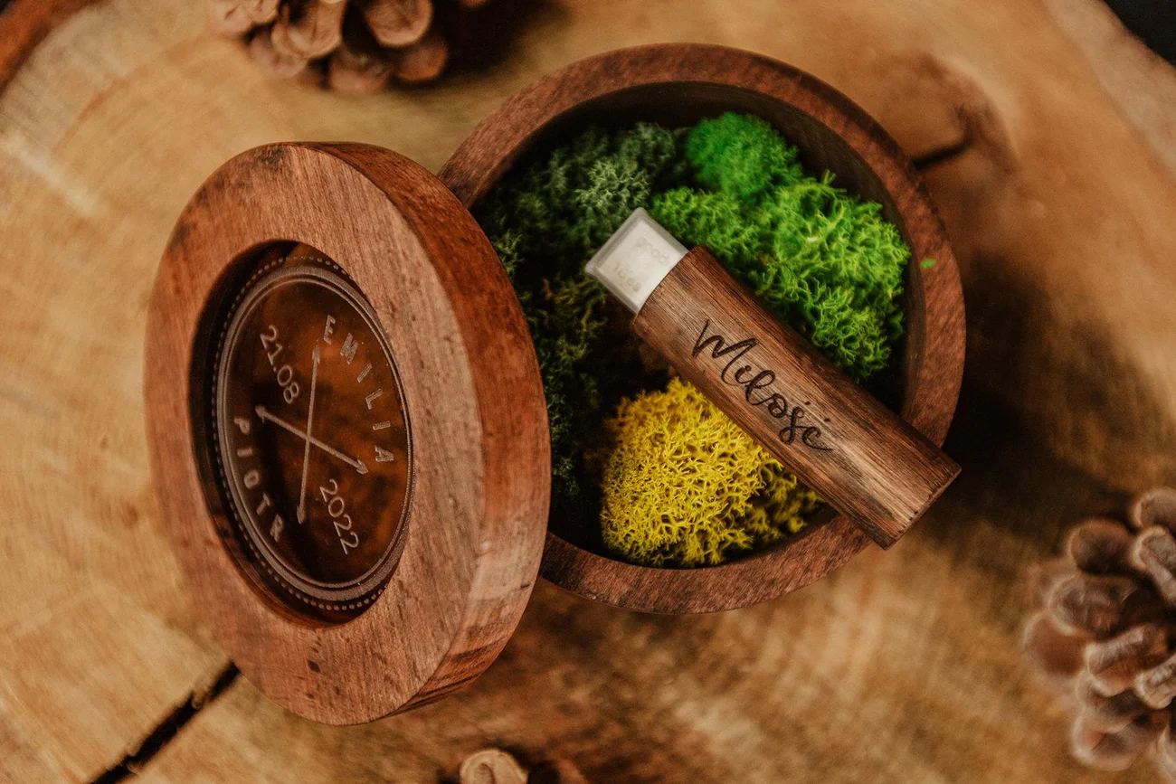 Drewniane pudełka na pendrive