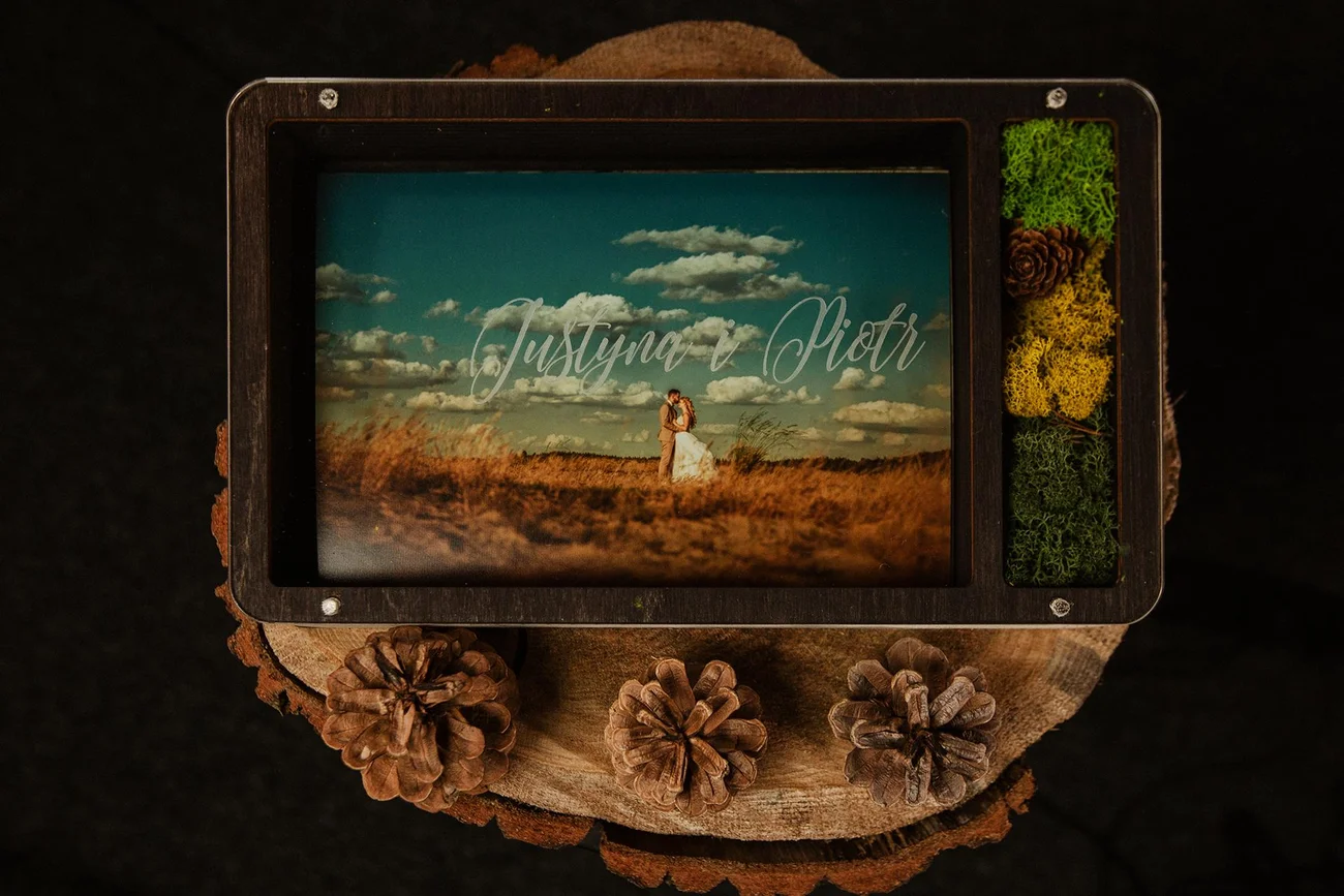 Pudełko z odbitkami i pendrivem