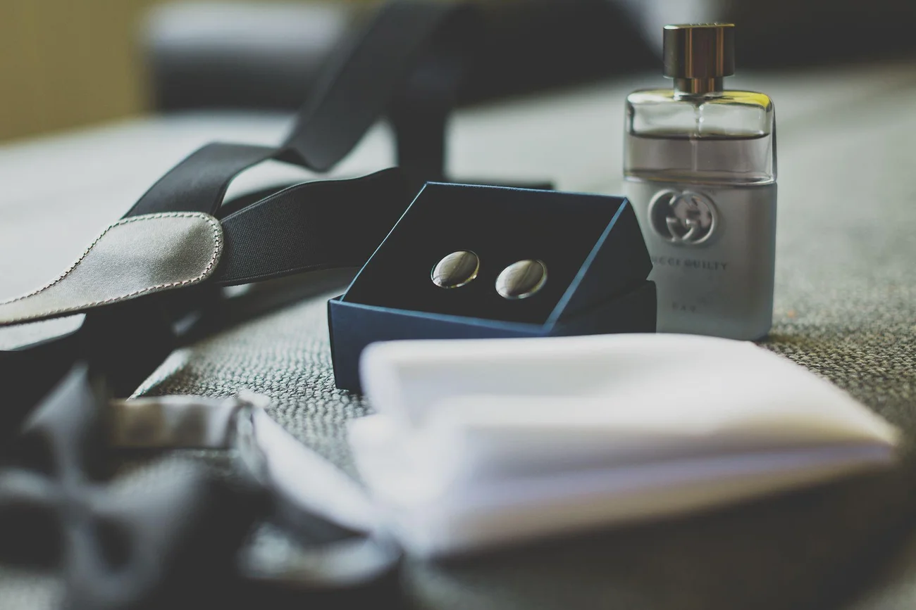 Detal - Przypinki Pana Młodego