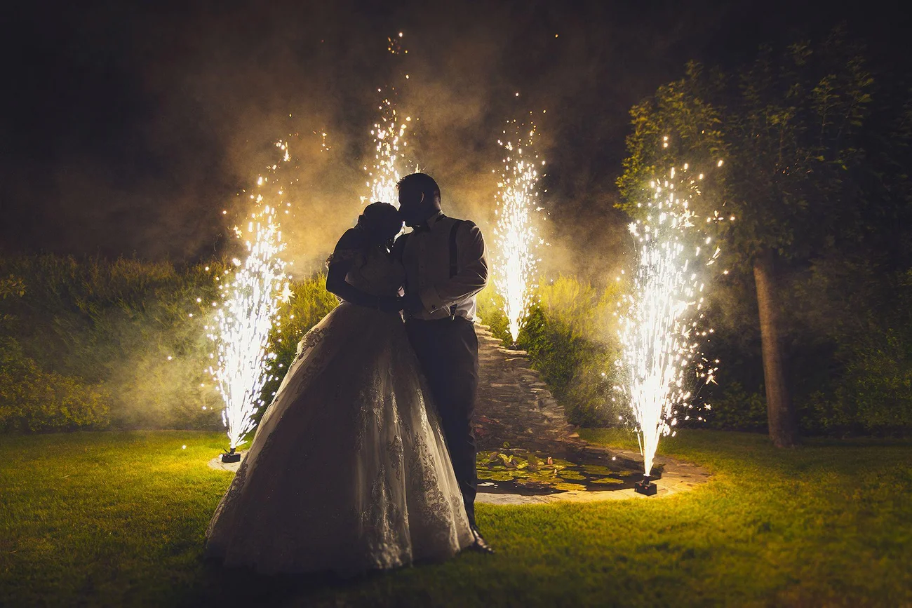 Para młoda sesja nocą