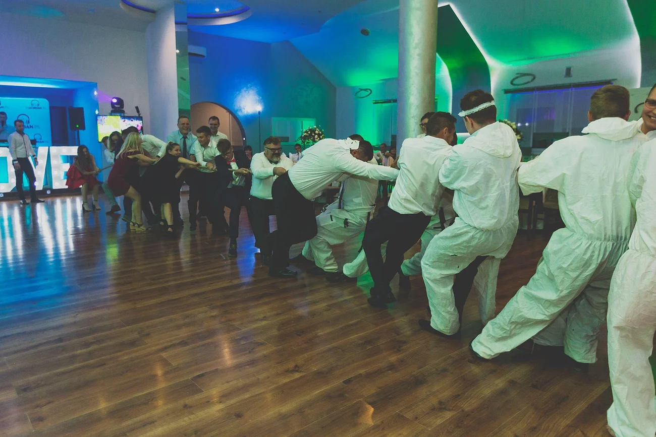 Przeciąganie liny na weselu