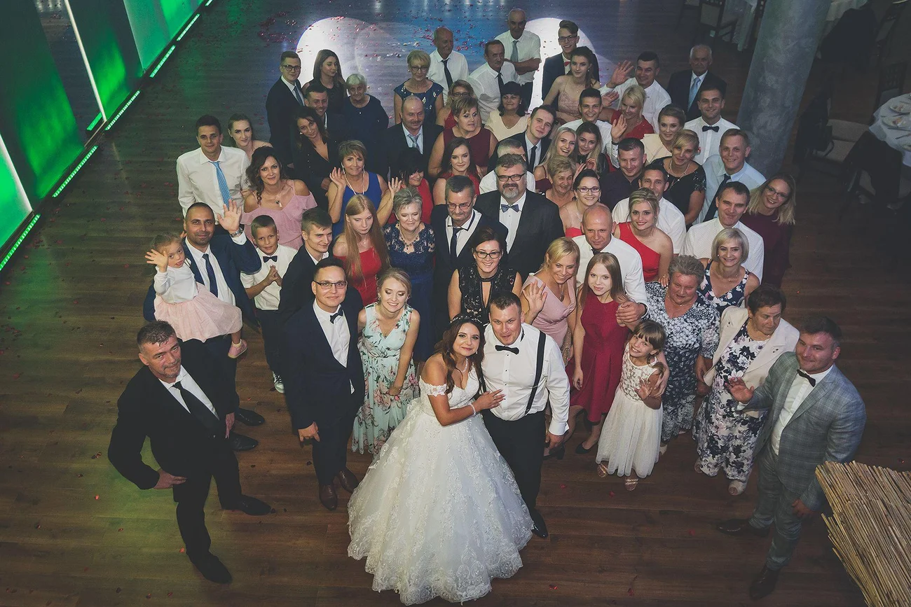 Zdjęcie grupowe na weselu