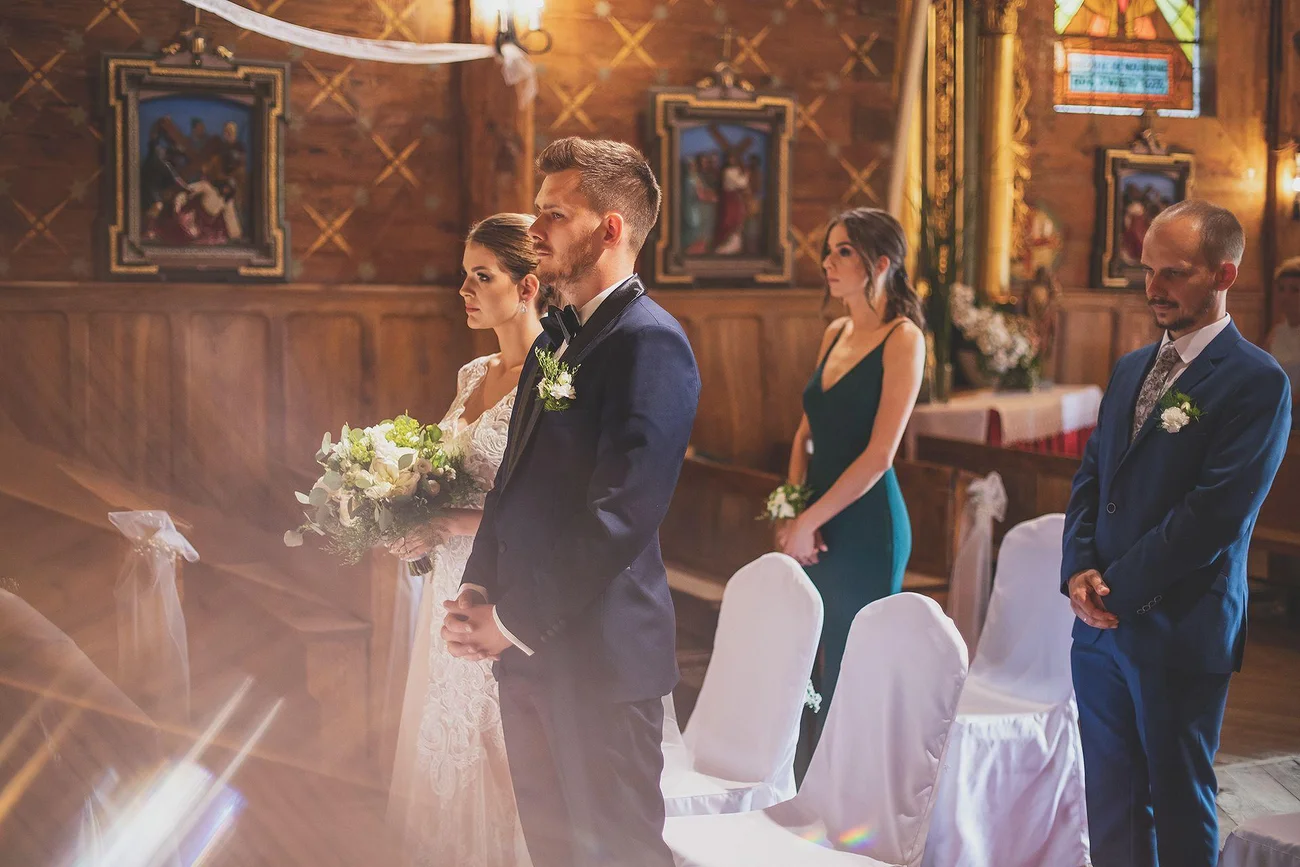 Para młoda przed ołtarzem