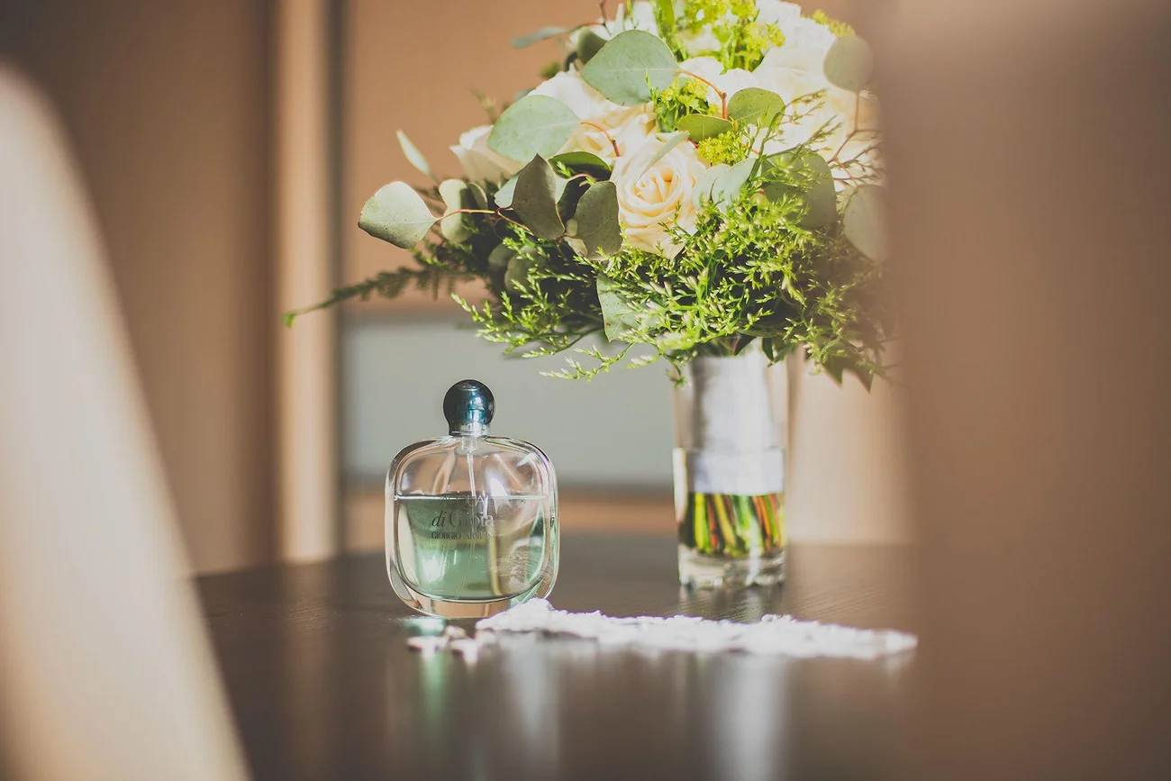 Detal - perfumy ślubne panny młodej