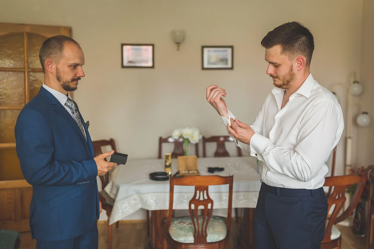 Reportaż ślubny przypinki Pana młodego