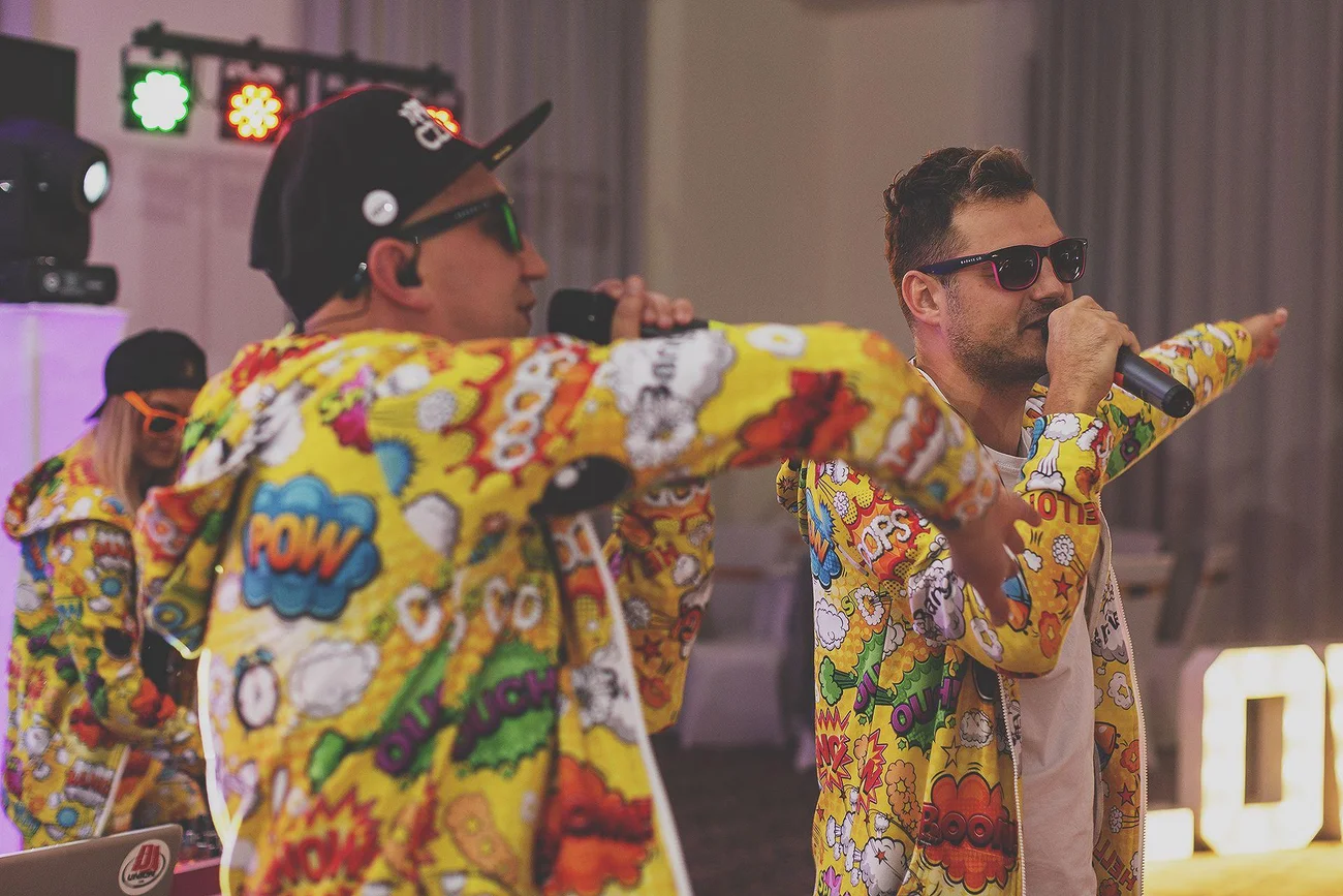 Letni Chamski Podryw na weselu