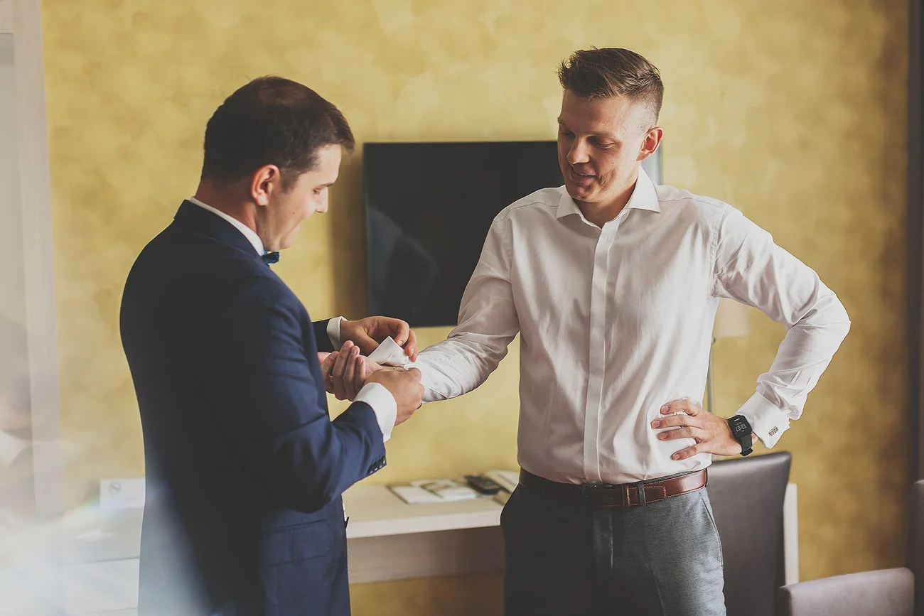 Przygotowania ślubne - zakładanie spinek pana młodego