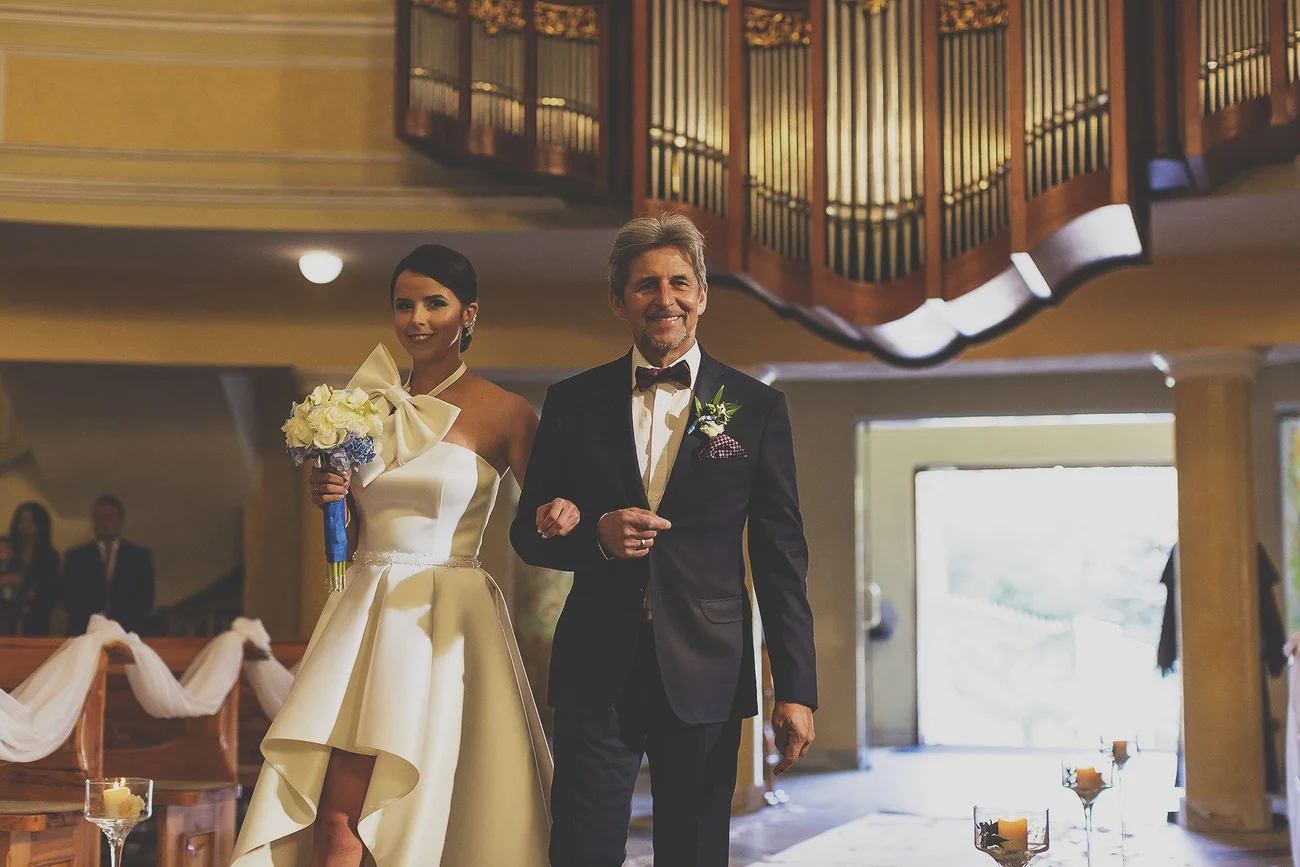 Wejście do kościoła z tatą